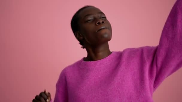 Улыбающаяся Африканка Танцует Розовой Студии — стоковое видео