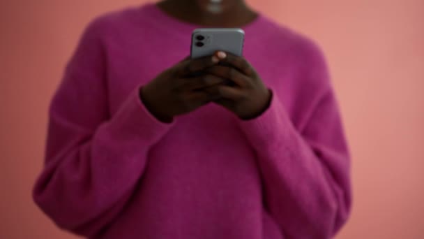 Afrikanerin Rosafarbenen Pullover Tippt Telefon Rosafarbenen Studio — Stockvideo