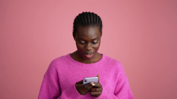Positive Afrikanische Frau Telefoniert Rosa Studio — Stockvideo