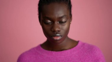 Pembe stüdyoda baş ağrısı çeken Afrikalı kadın.