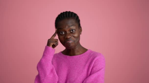 Positiv Afrikansk Kvinna Visar Tummen Upp Gest Den Rosa Studion — Stockvideo