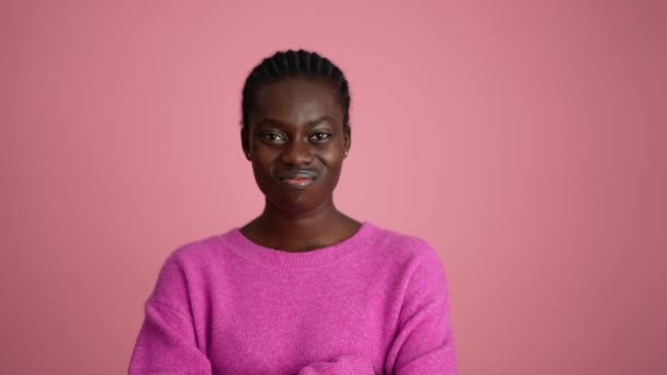 Mulher Africano Descontente Mostrando Parar Gesto Estúdio Rosa — Vídeo de Stock