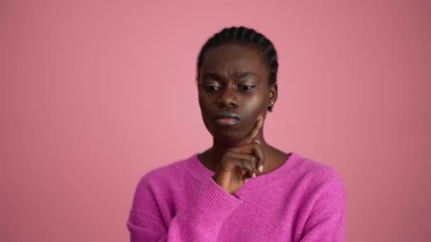 Triste Donna Africana Che Conta Sulle Dita Nello Studio Rosa — Video Stock