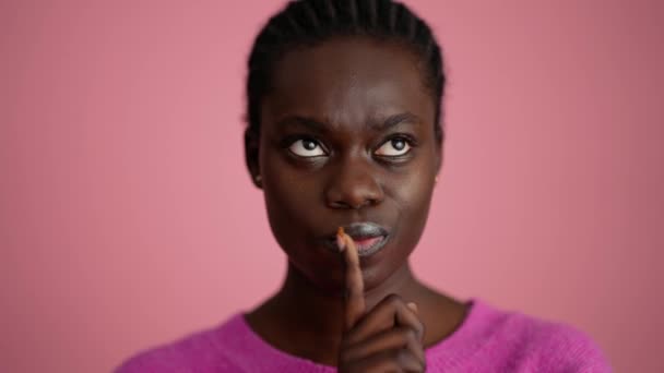 Zdenerwowana Afrykanka Liczy Palce Różowym Studio — Wideo stockowe