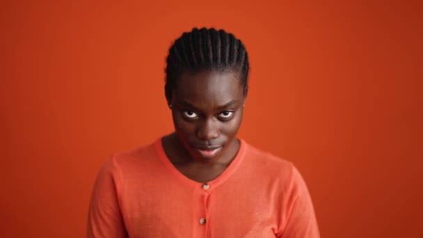 Mujer Africana Riéndose Abriendo Los Ojos Cámara Estudio Naranja — Vídeo de stock