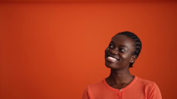 Mosolygó Afrikai Nézi Fénymásoló Helyet Narancssárga Stúdióban — Stock videók