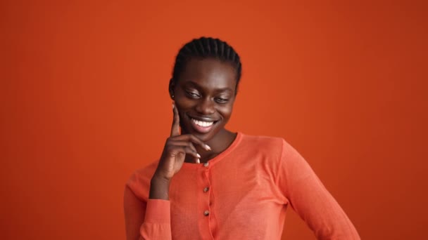 Mujer Africana Feliz Coqueteando Con Cámara Estudio Naranja — Vídeo de stock
