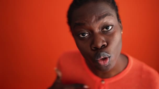 Концентрированная Африканская Женщина Танцует Поет Оранжевой Студии — стоковое видео