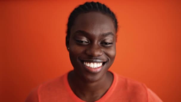 Csinos Afrikai Kukucskál Kamerába Bolondozik Narancssárga Stúdióban — Stock videók