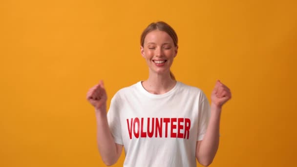 Smiling Woman Volunteer Showing Thumb Camera Orange Studio — Stock Video