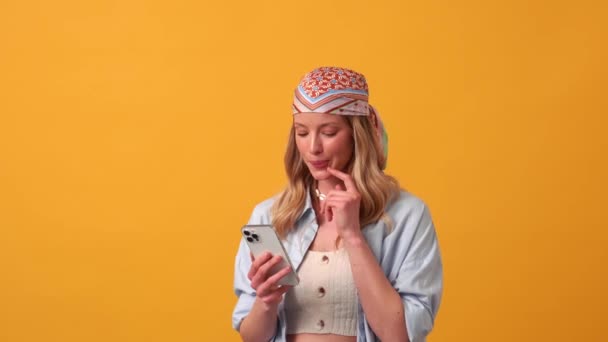 Mulher Loira Feliz Hippie Mensagens Texto Por Telefone Estúdio Laranja — Vídeo de Stock