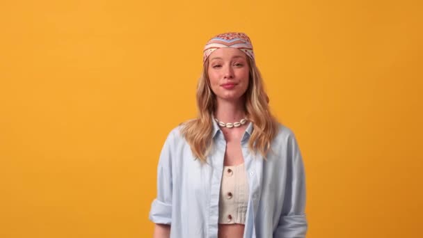 Cute Blond Kobieta Hippie Topnieje Aparacie Pomarańczowym Studio — Wideo stockowe