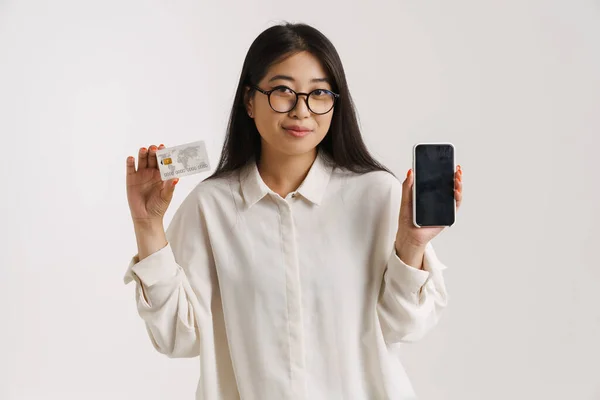 Mladá Asijská Žena Ukazuje Kreditní Kartu Mobilní Telefon Izolované Přes — Stock fotografie