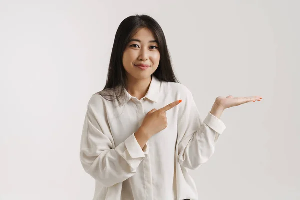 Junge Asiatin Zeigt Mit Dem Finger Und Hält Kopierraum Isoliert — Stockfoto
