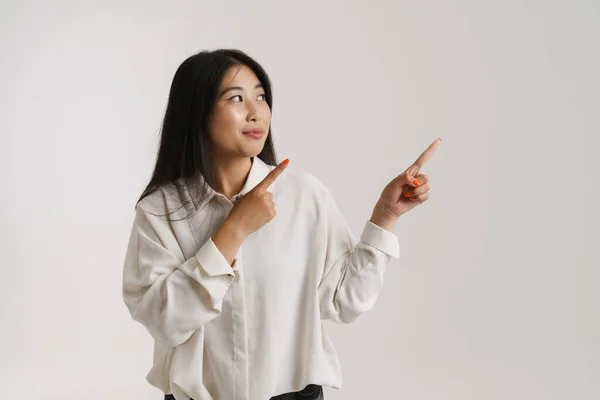 셔츠를 떨어져 손가락을 가리키는 아시아 — 스톡 사진