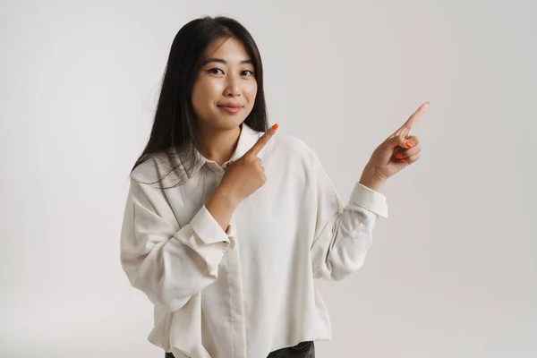 셔츠를 떨어져 손가락을 가리키는 아시아 — 스톡 사진