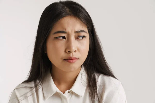 Junge Asiatische Frau Hemd Runzelt Die Stirn Und Blickt Isoliert — Stockfoto