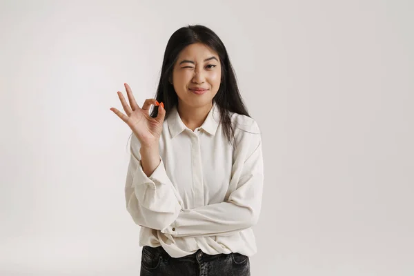 Jeune Femme Asiatique Gestuelle Signe Clin Oeil Caméra Isolé Sur — Photo