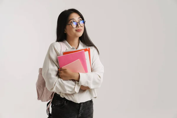 Junge Asiatin Brille Posiert Mit Schulheften Isoliert Über Weißer Wand — Stockfoto