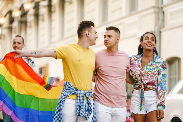 Jonge Gay Mensen Glimlachen Het Houden Van Regenboog Vlag Tijdens — Stockfoto