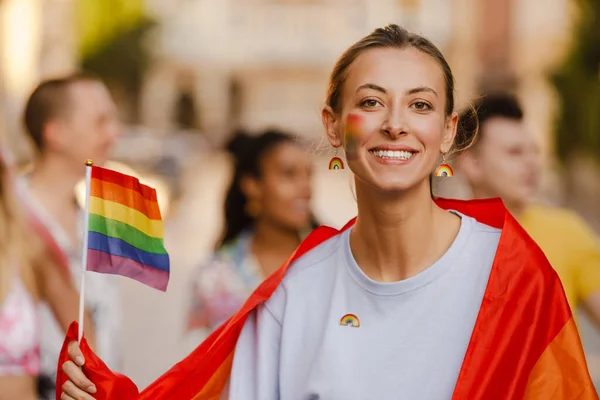 Młoda Lesbijka Owinięta Tęczową Flagę Uśmiechnięta Podczas Parady Dumy Ulicy — Zdjęcie stockowe