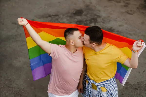 Jong Gay Paar Zoenen Holding Regenboog Vlag Tijdens Trots Parade — Stockfoto