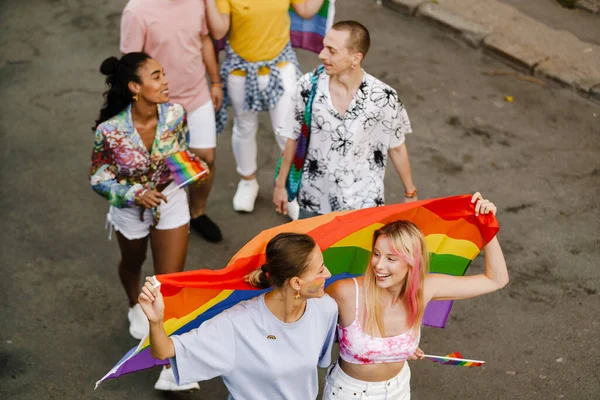 Jong Lesbisch Paar Glimlachen Wandelen Met Regenboog Vlag Tijdens Trots — Stockfoto