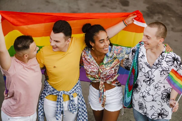 Νέοι Ομοφυλόφιλοι Χαμογελώντας Και Κρατώντας Σημαία Ουράνιο Τόξο Κατά Διάρκεια — Φωτογραφία Αρχείου