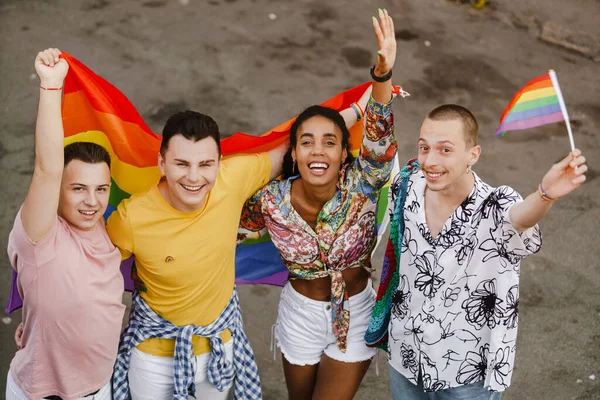 Νέοι Ομοφυλόφιλοι Χαμογελώντας Και Κρατώντας Σημαία Ουράνιο Τόξο Κατά Διάρκεια — Φωτογραφία Αρχείου