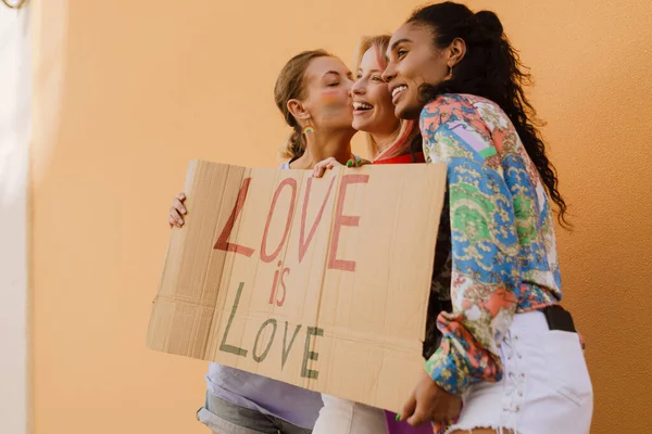 Fiatal Leszbikus Lányok Mosolyog Gazdaság Banner Miközben Áll Sárga Fal — Stock Fotó