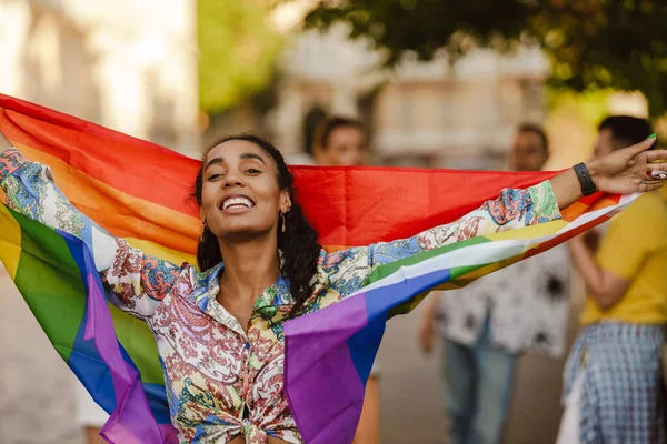 Mujer Negra Sonriendo Sosteniendo Bandera Del Arco Iris Durante Desfile — Foto de Stock