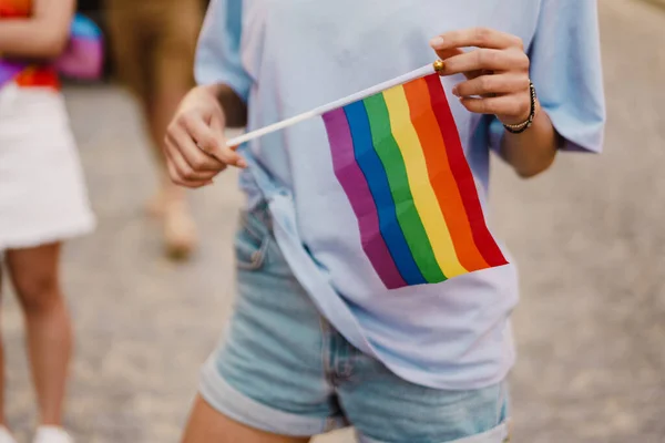 Blanke Vrouw Met Regenboogvlag Tijdens Trotse Parade Straat — Stockfoto