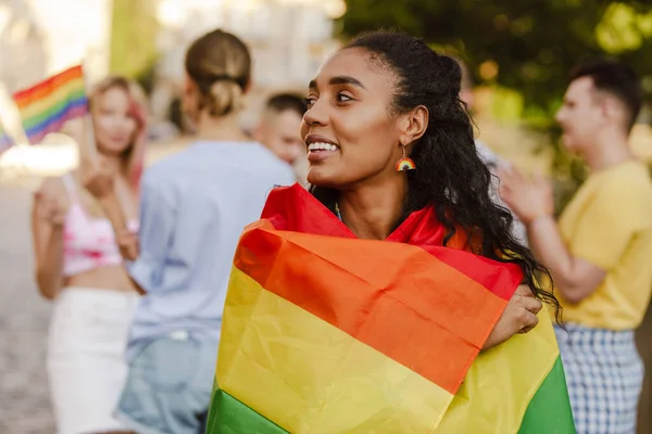 Zwarte Vrouw Glimlachen Houden Regenboog Vlag Tijdens Trots Parade Stad — Stockfoto