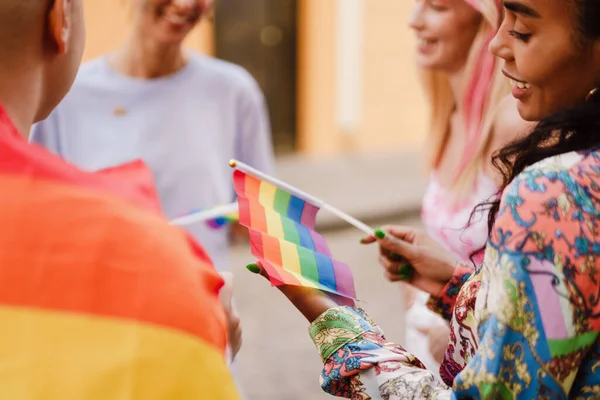 Multiraciale Mannen Vrouwen Praten Houden Regenboogvlag Tijdens Trotse Parade Straat — Stockfoto