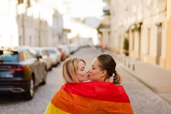 Unga Lesbiska Par Med Regnbåge Flagga Kyssas Och Promenader Stadens — Stockfoto