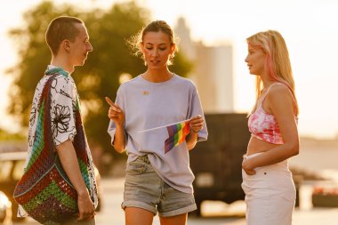 Beyaz adam ve kadınlar şehir caddesinde geçit töreninde birlikte konuşuyorlar.