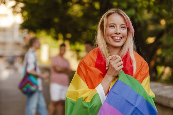 Blanke Vrouw Lacht Houdt Regenboog Vlag Tijdens Trots Parade Stad — Stockfoto