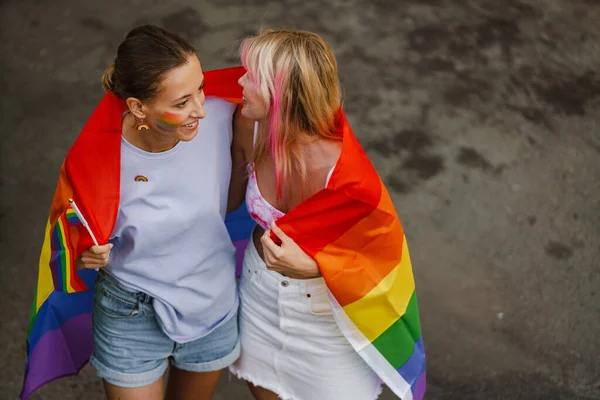 Unga Lesbiska Par Promenader Med Regnbåge Flaggor Stolthet Parad Stadens — Stockfoto