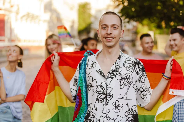 Close Van Een Glimlachende Jongeman Met Een Regenboogvlag Tussen Verschillende — Stockfoto