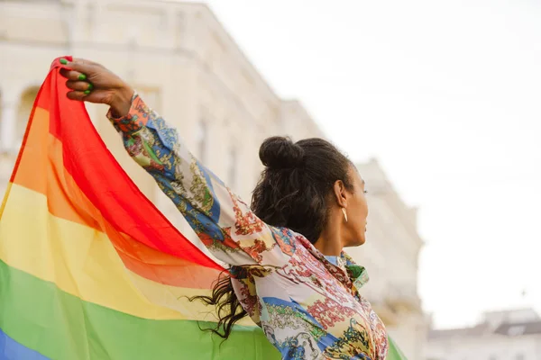Leende Afrikansk Kvinna Håller Regnbåge Lgbt Flagga Går Gata — Stockfoto