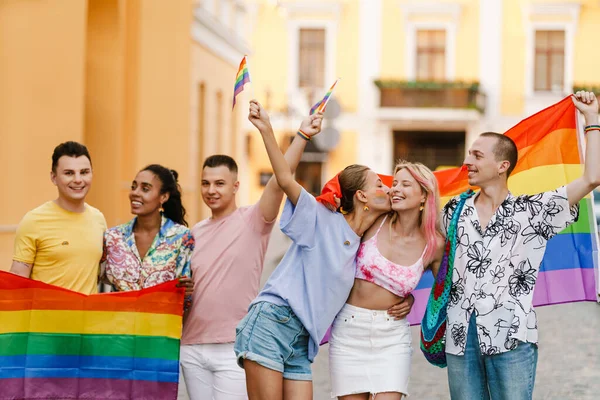 Multiraciala Män Och Kvinnor Promenader Med Regnbåge Flaggor Stolthet Parad — Stockfoto