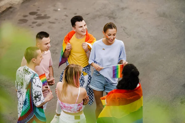 Jonge Gay Mensen Glimlachen Houden Regenboog Vlaggen Tijdens Trots Parade — Stockfoto