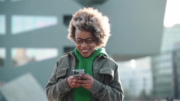 Positive Adult African Woman Wearing Casual Clothes Texting Phone Outdoors — ストック動画