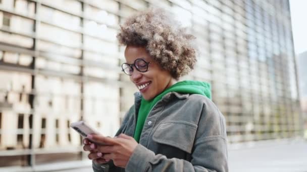 Mujer Africana Adulta Guapa Usando Ropa Casual Escribiendo Por Teléfono — Vídeo de stock