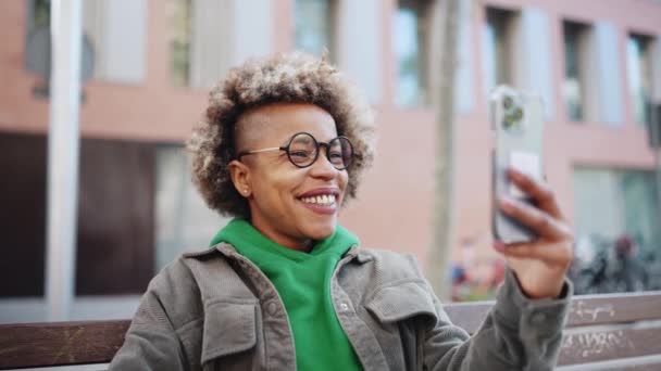 Sorrindo Mulher Africana Vestindo Capuz Verde Falando Por Chamada Vídeo — Vídeo de Stock