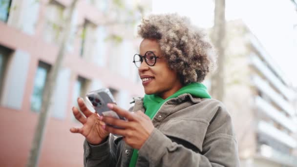 Mulher Africana Feliz Vestindo Capuz Verde Olhando Redor Smartphone Livre — Vídeo de Stock