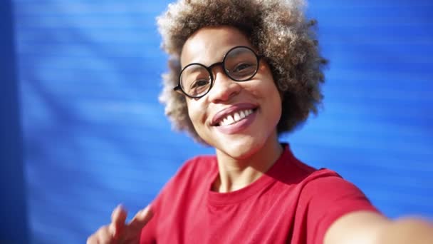 Nette Afrikanerin Rotem Shirt Zeigt Friedensgeste Die Kamera Während Sie — Stockvideo