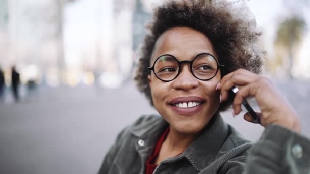 Smiling Adult African Woman Wearing Casual Clothes Talking Mobile While — ストック動画