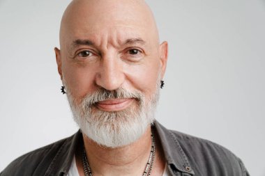 Beyaz arka planda izole edilmiş, poz veren ve kameraya bakan kel Avrupalı bir adam.