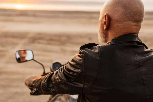 Зрелый Смелый Мужчина Кожаной Куртке Позирует Мотоцикле Открытом Воздухе — стоковое фото